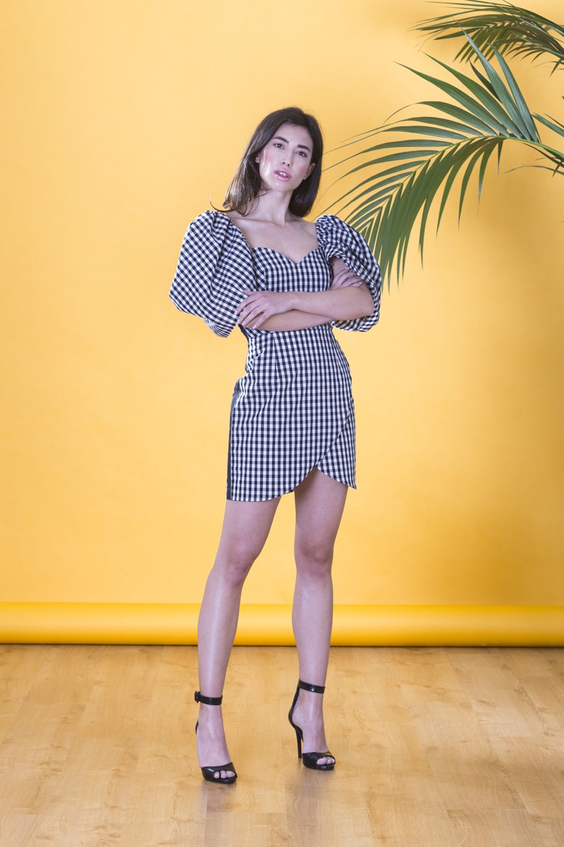 comprar online Vestido corto en cuadro vichy blanco y negro con escote corazon y manga abullonada para invitada a fiesta de verano, comunion, bautizo, salir, graduacion