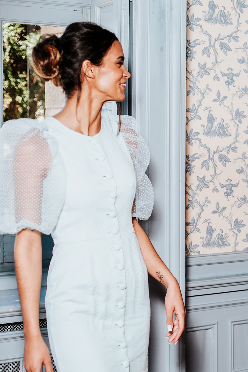 Vestido largo midi en plumetti aguamarina con botones forrados y manga farol con volumen transparente para invitadas a boda de dia, bautizo, comunion, graduacion, fiesta de verano.