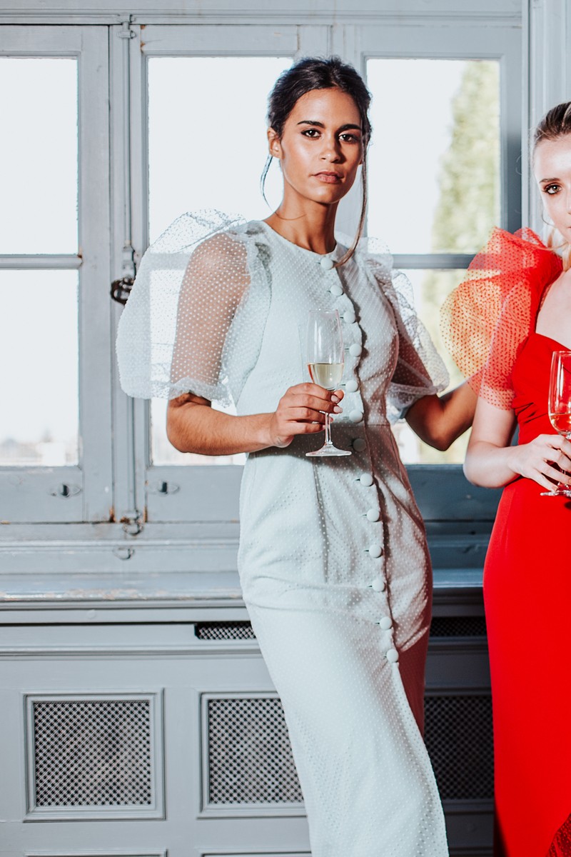 comprar online Vestido largo midi en plumetti aguamarina con botones forrados y manga farol con volumen transparente para invitadas a boda de dia, bautizo, comunion, graduacion, fiesta de verano.