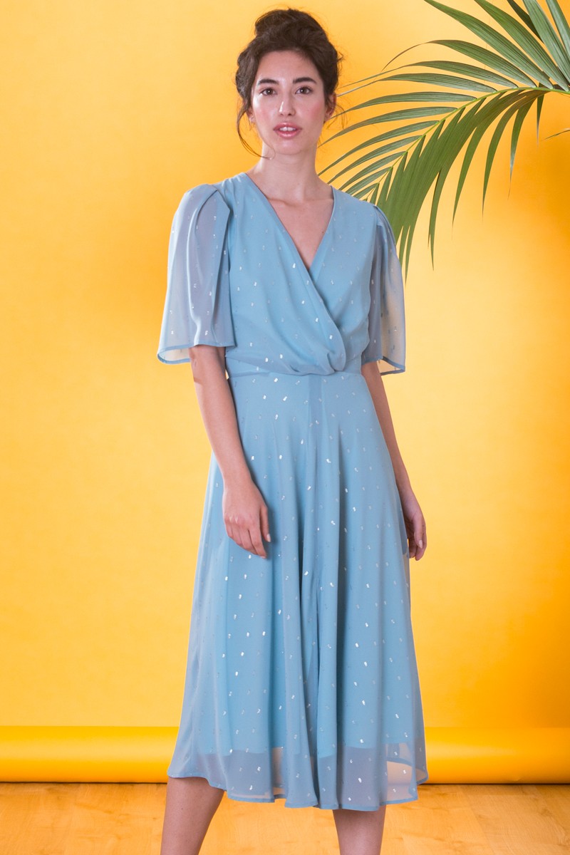 Vestido de gasa verde aguamarina con lurex dorado cuerpo cruzado con escote en pico y media manga y corte fluido para boda de dia, bautizo o comunion