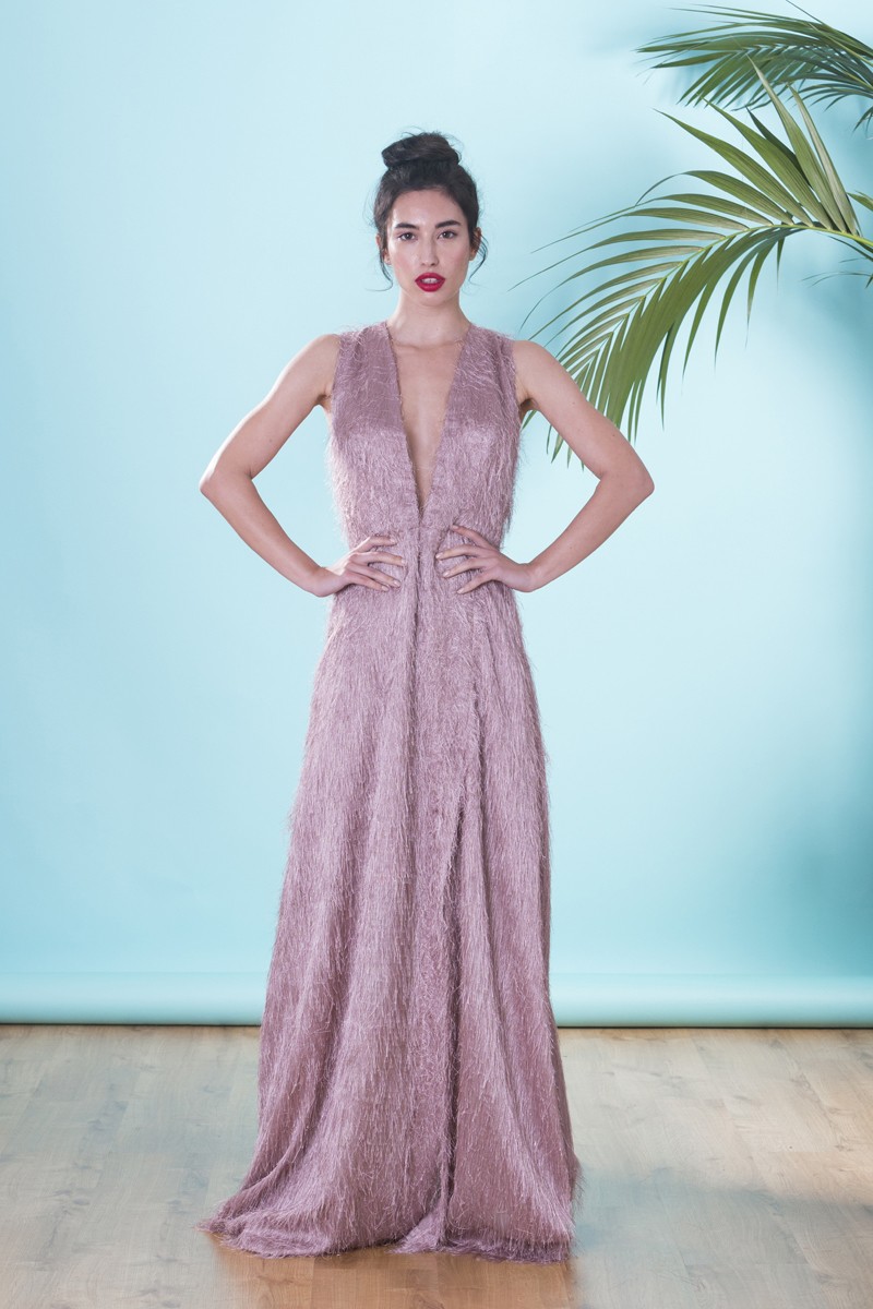 vestido de noche tiziano rosa empolvado, largo con abertura en la falda y escote en lagrima en la espalda para bodas, gala, apparentia