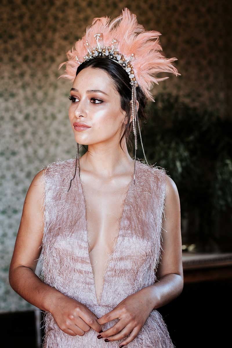 shopping diadema con plumas en tonos rosados y coral con multitud de engarces y detalles con bolas doradas y plateadas, piedras brillantes, perlitas y pequeños engarces brillantes que caen en los laterales complemento ideal para invitadas bodas baut