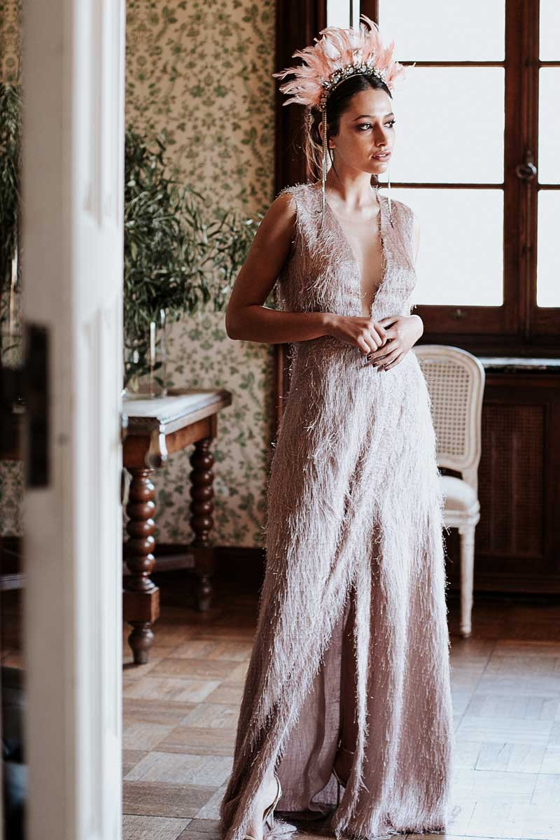 complemento perfecto de fiesta diadema con bolas plata y dorada con plumas de color rosa y coral para invitadas eventos graduaciones