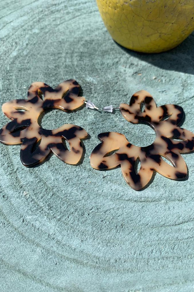 pendientes en forma de Estrella alargada con un precioso estampado en tonos marrones y camel estilo animal print.