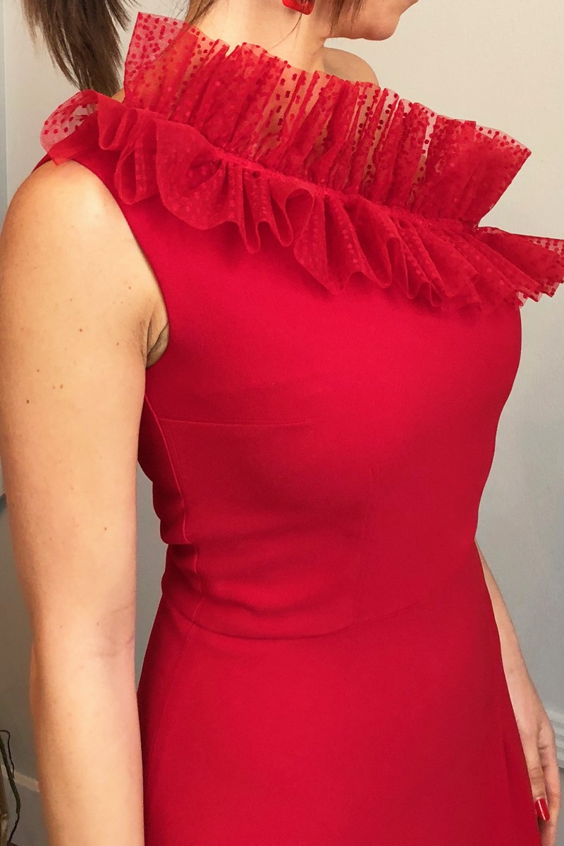 Vestido largo rojo para boda asimetrico con volante plumetti plisado y falda con abertura para invitada boda noche, fiesta, gala de apparentia
