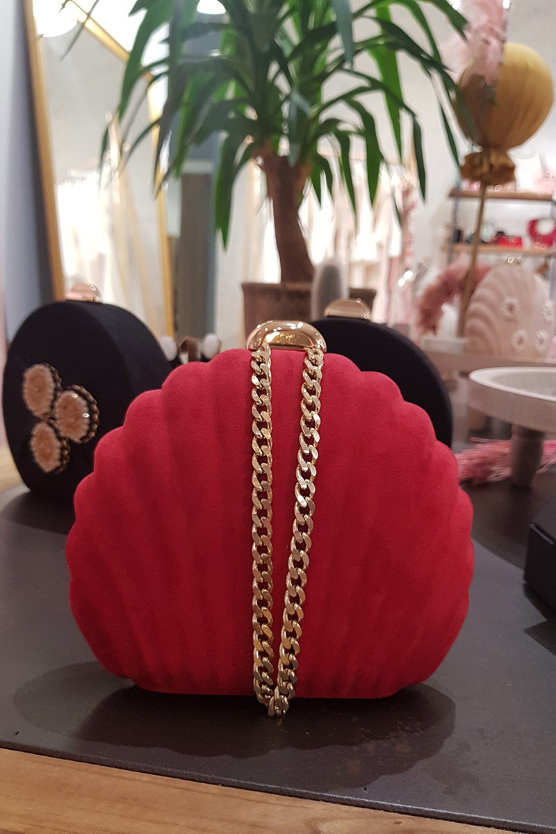 bolso ante rojo concha con cadena dorada para invitadas boda invierno, fiesta, navidad, nochevieja online