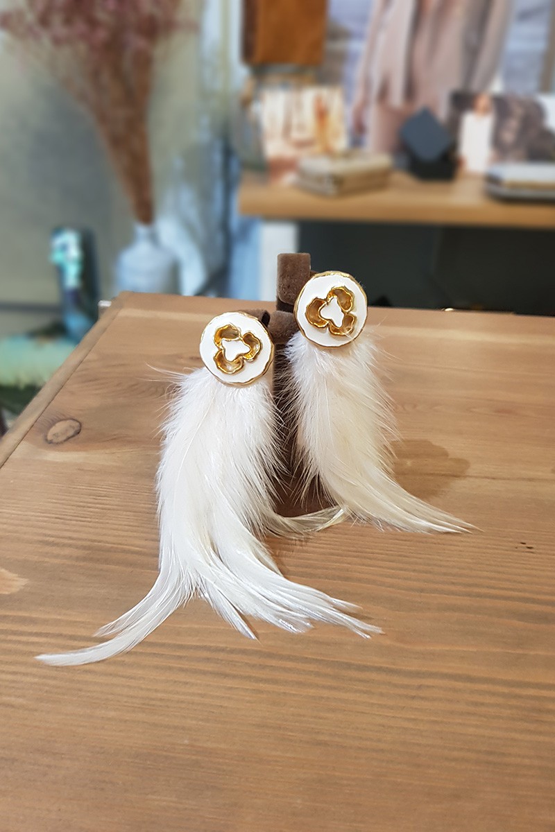 Pendientes con preciosa aplicación en tonos dorado y blanco, adornado con plumas de gallo en color blanco para nochevieja fiesta invitadas boda