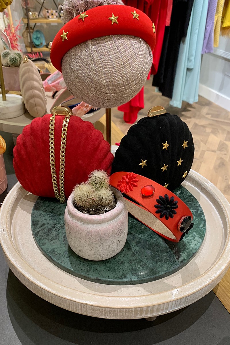 diadema roja con estrellas doradas para invitadas fiesta nochevieja