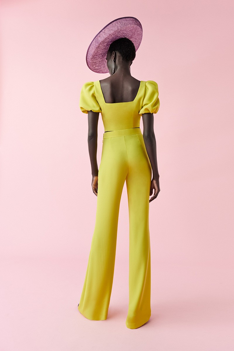 Conjunto de top abullonado con botones  joya y palazzo en crepe verde lima para invitadas boda fiesta coctel