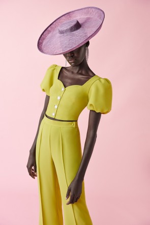 Conjunto de top corto con manga farol y botones  joya y palazzo en crepe verde lima para invitadas boda fiesta coctel