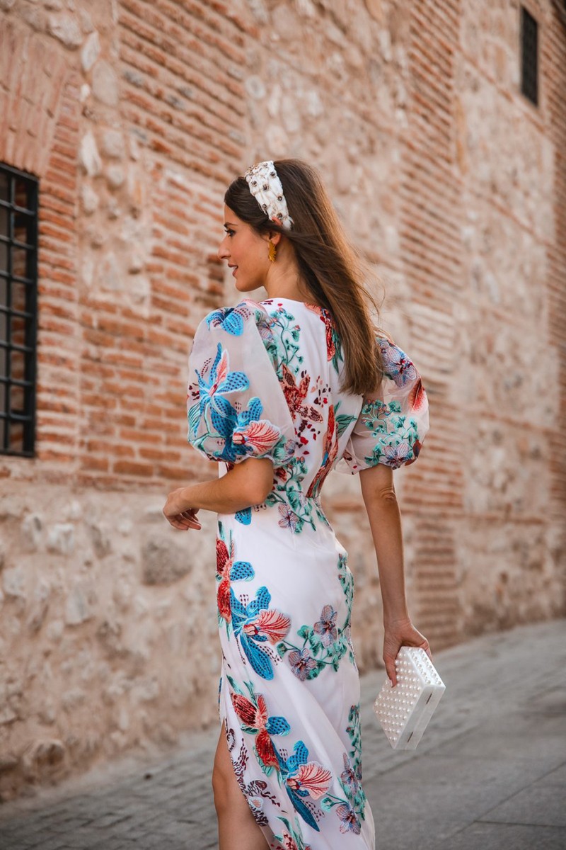 invitada perfecta con vestido midi bordado flores con mangas abullonadas para invitadas boda fiesta comunion o madre de bautizo