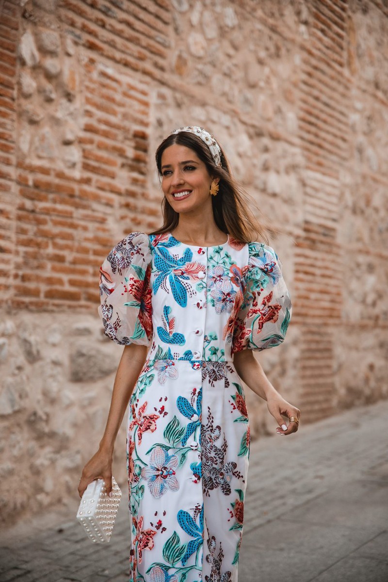 invitada perfecta con vestido midi bordado flores con mangas abullonadas para invitadas boda fiesta madre de comunion