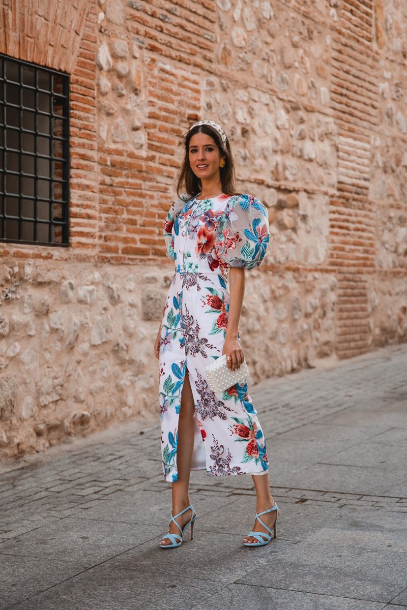 invitada perfecta con vestido midi bordado flores con mangas abullonadas para invitadas boda fiesta comunion
