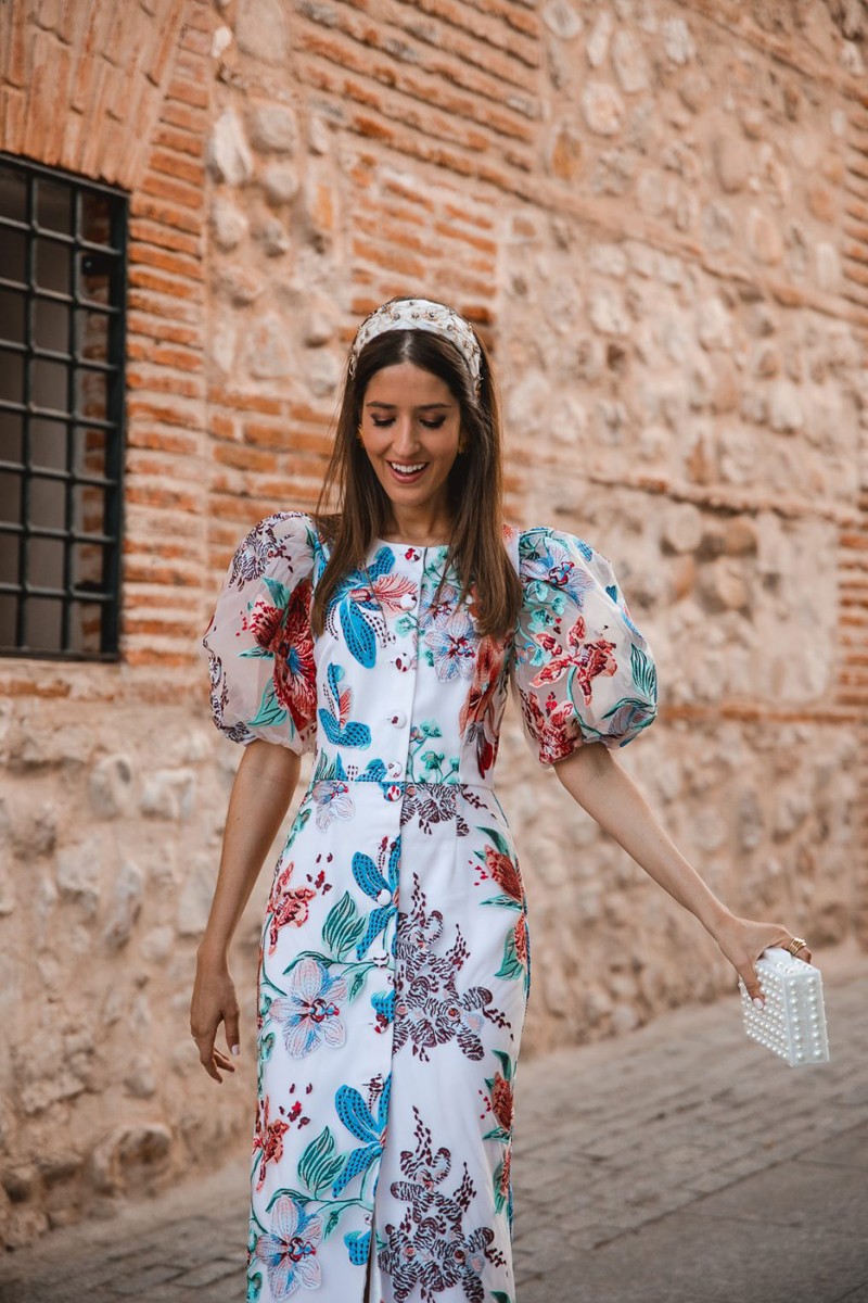 invitada perfecta con vestido midi bordado flores con mangas abullonadas para boda fiesta comunion
