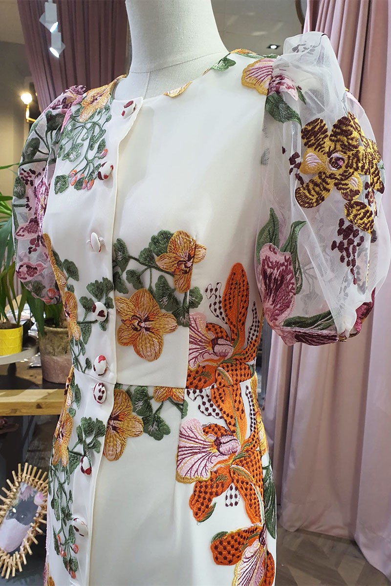 vestido midi bordado estampado flores rosas con mangas abullonadas para invitadas boda fiesta comunion