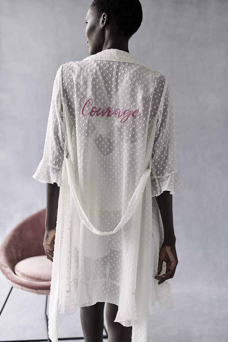 comprar lenceria de lujo hecha en españa Bata blanca de plumetti con volante personalizable con nombre bordado a mano para regalar