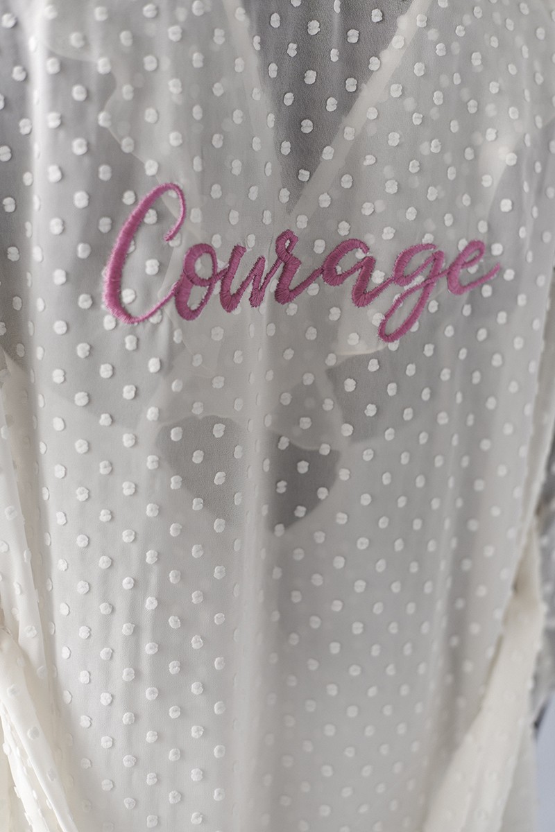 comprar lenceria de lujo hecha en españa Bata blanca de plumetti con volante personalizable con nombre bordado para regalar