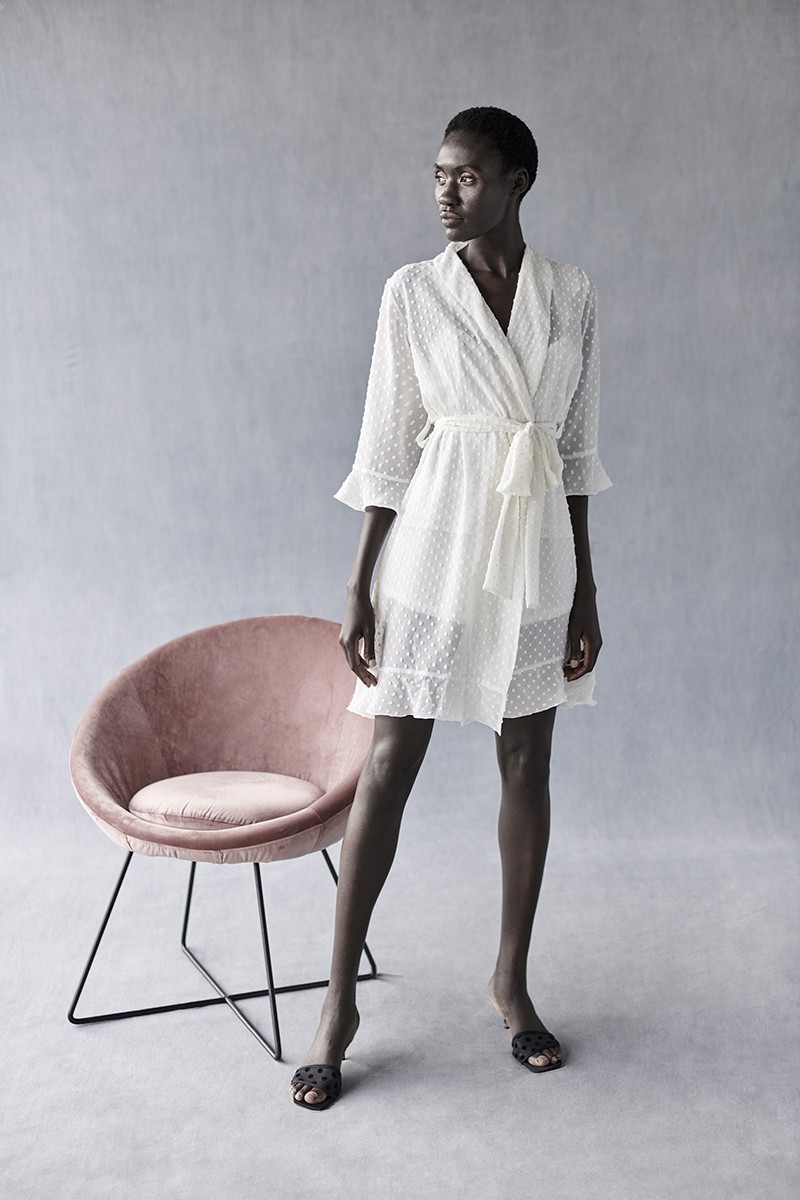 comprar Bata blanca de plumetti con volante personalizable con nombre bordado lenceria para regalar