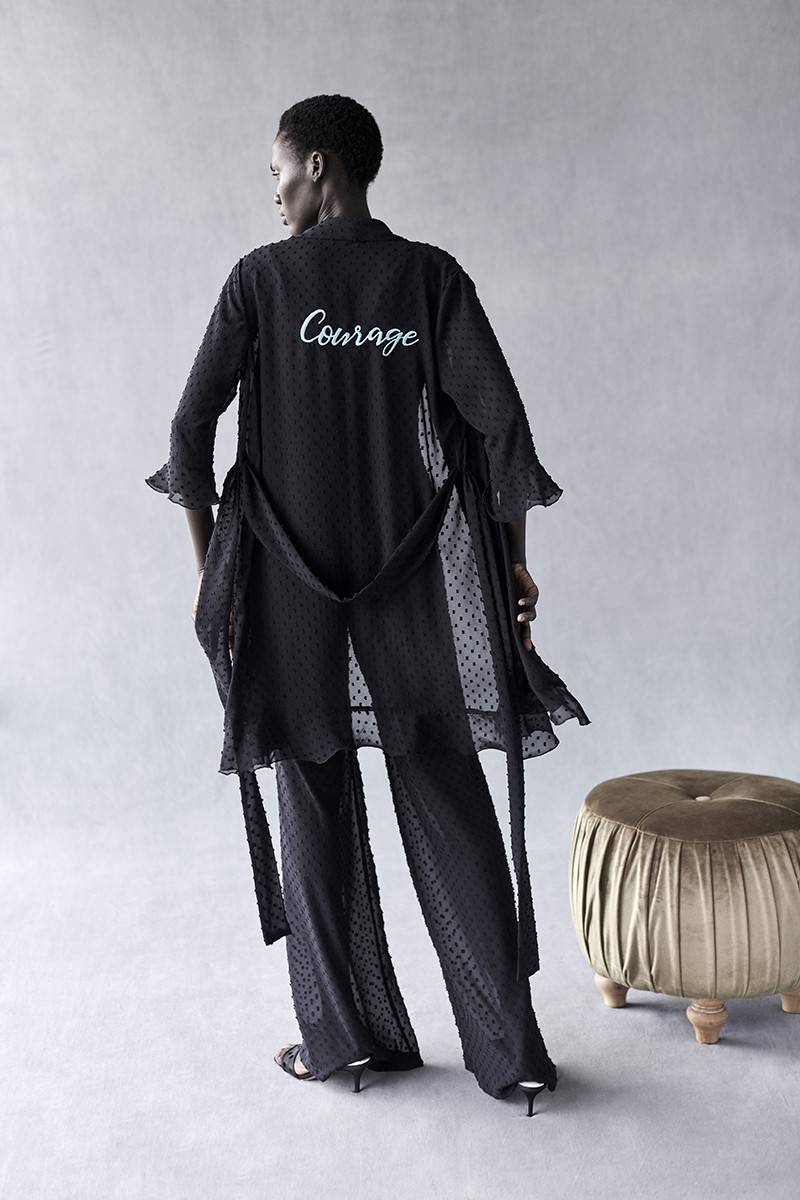 comprar bata de plumetti negra con volante personalizada con bordado en la espalda lenceria apparentia