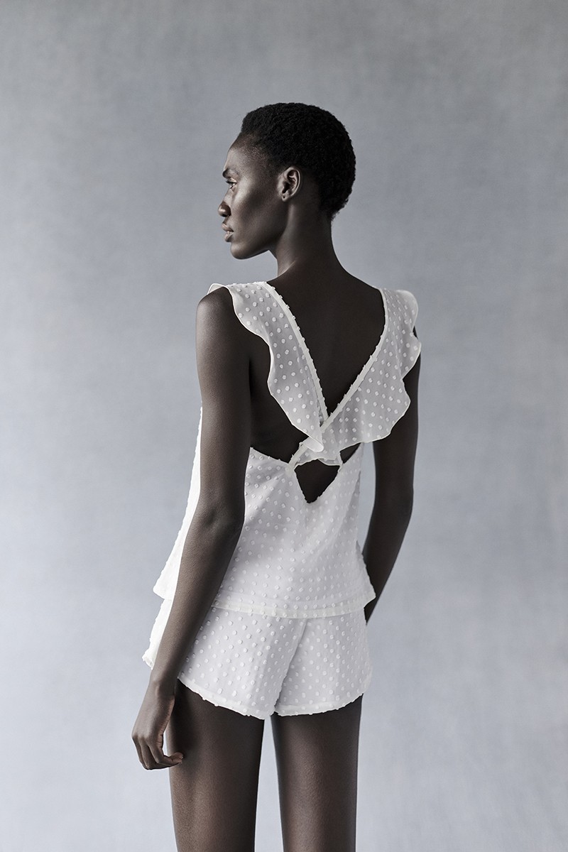 comprar online pijama de plumetti blanco y negro de top con volantes cruzados y escote en pico y short