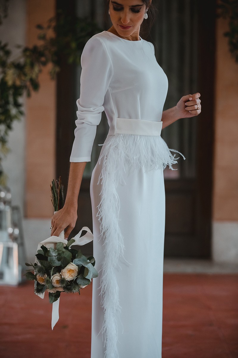 Vestido de novia sencillo de manga larga midi con pluma blanca boda civil de apparentia comprar online