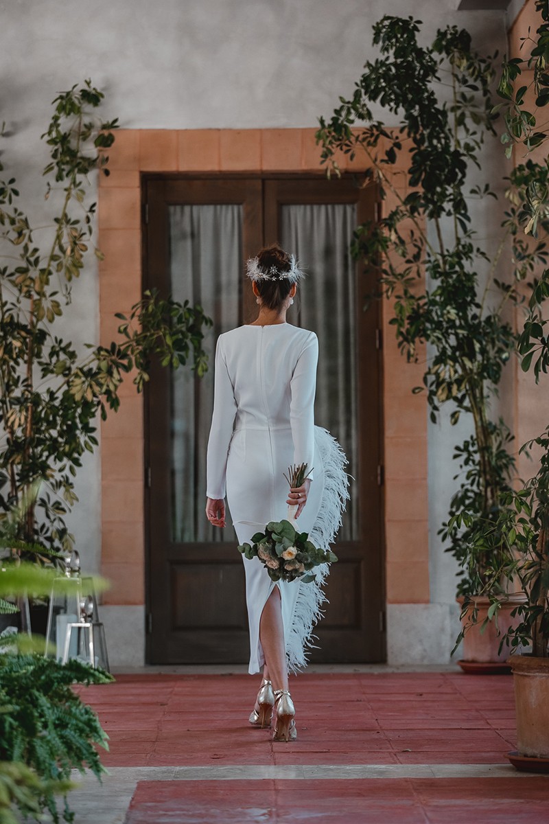 Vestido de novia sencillo de manga larga midi con pluma blanca boda civil de apparentia comprar online