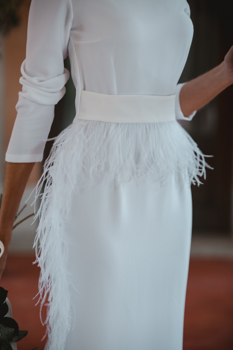 comprar online Vestido de novia corto de manga larga con pluma blanca boda civil de apparentia