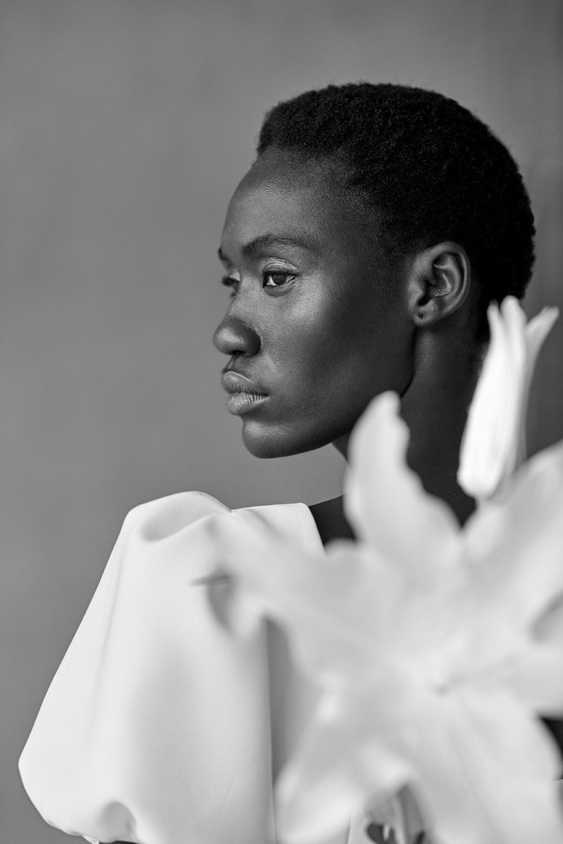 conjunto de novia civil de pantalón y top corto blanco con botones joya para boda informal bautizo o comunion