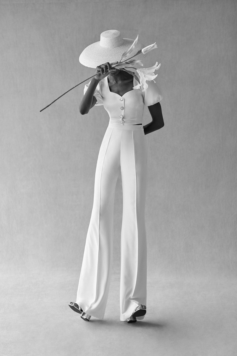 conjunto de novia sencillo de pantalón y top corto blanco con botones joya para boda civil bautizo o comunion