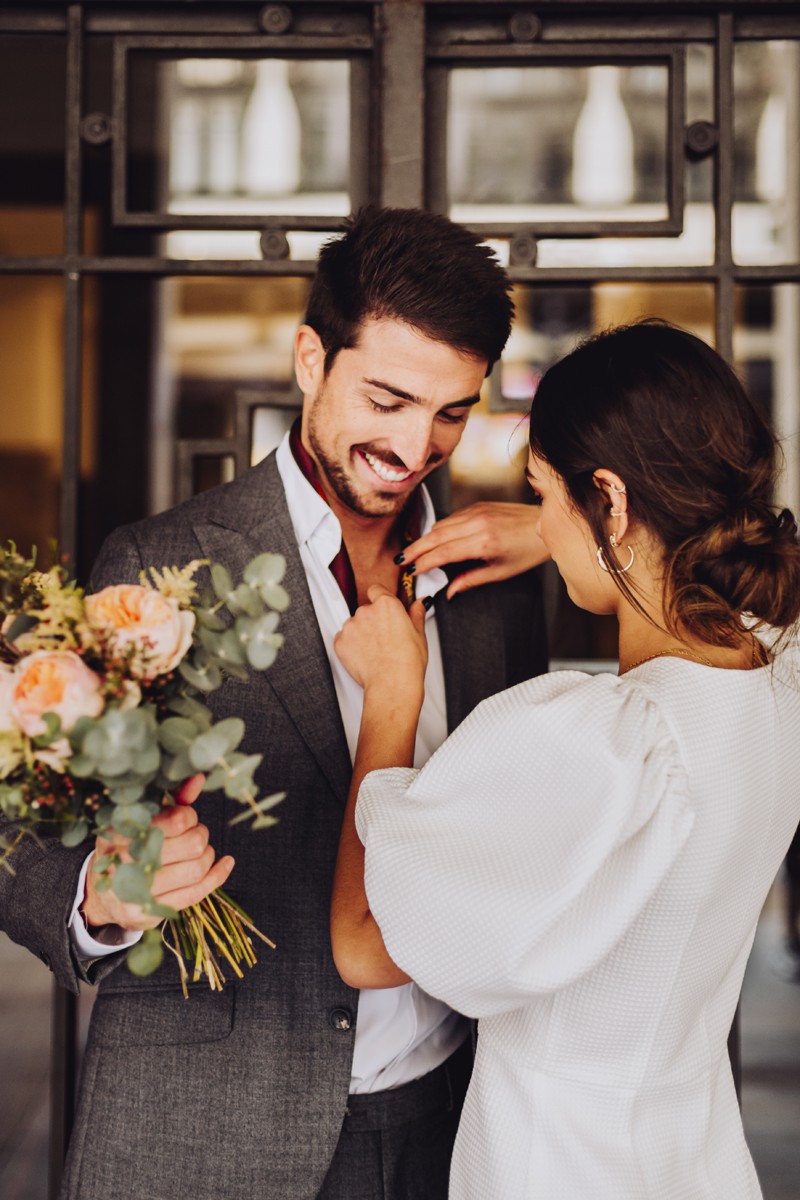 comprar online Vestido de pique blanco midi con botones joya y manga abullonada para novia civil, mama de bautizo o comunion