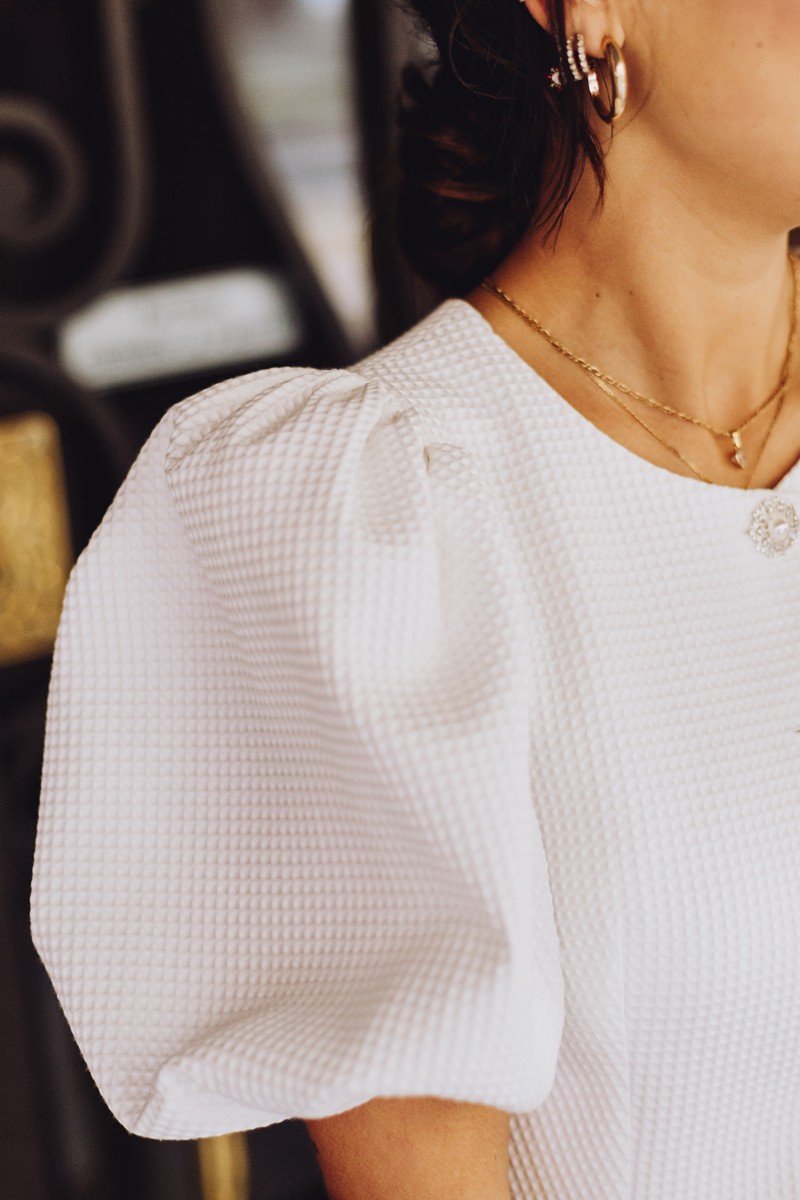 comprar online Vestido de pique blanco con boton joya y manga abullonada para boda civil, madre de bautizo o comunion