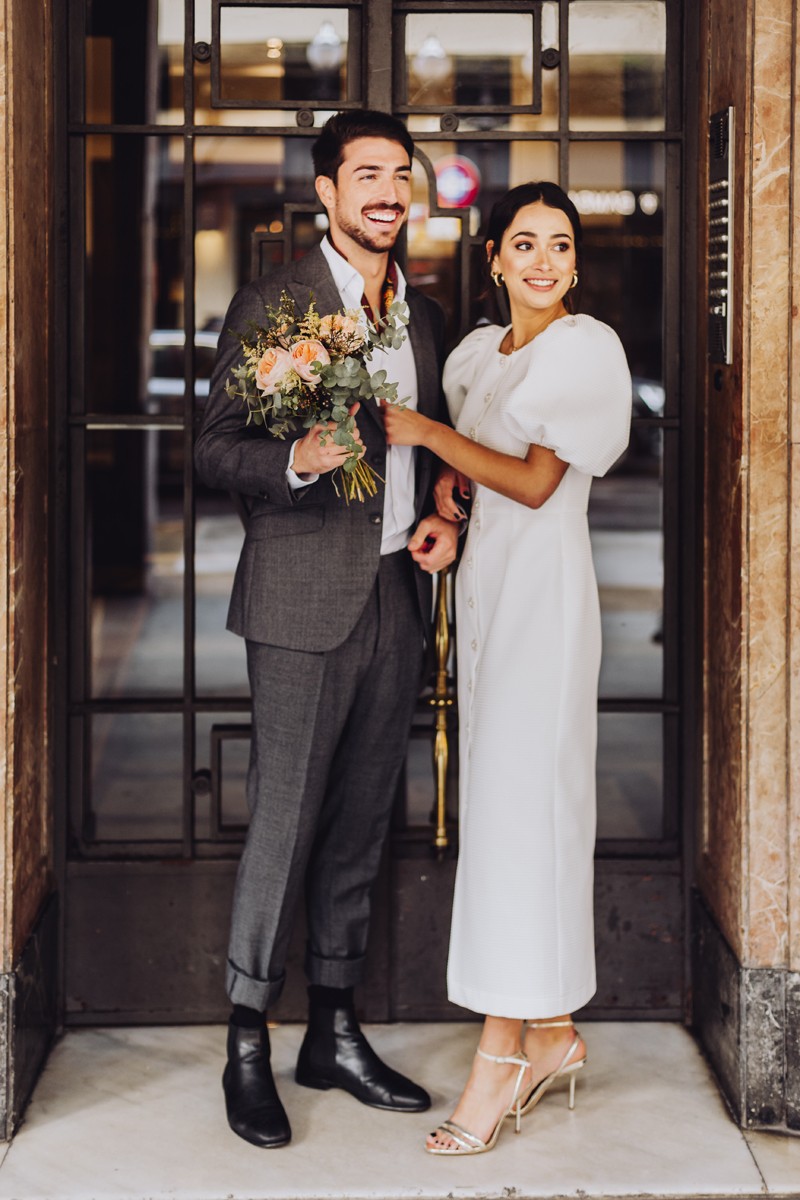 comprar online Vestido de pique blanco con boton joya plata y manga globo para novia civil, mama de bautizo o comunion