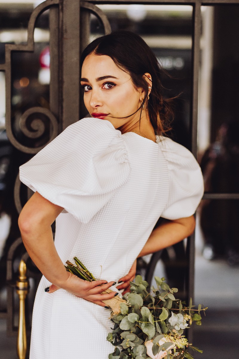 comprar online Vestido de pique blanco con boton joya y manga abullonada para novia civil, mama de bautizo o comunion