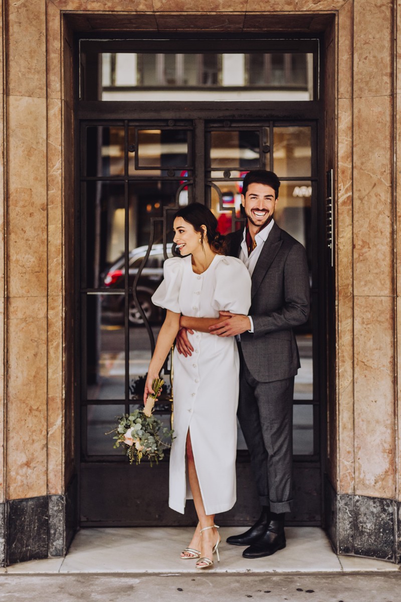 comprar online Vestido de pique blanco con boton joya y manga abullonada para boda civil, mama de bautizo o comunion