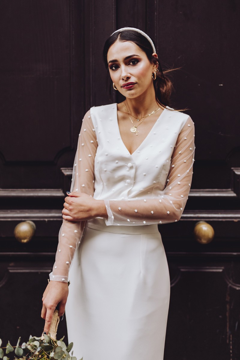 conjunto de falda midi blanca con plumas y blusa de plumetti manga larga con escote en pico para boda civil