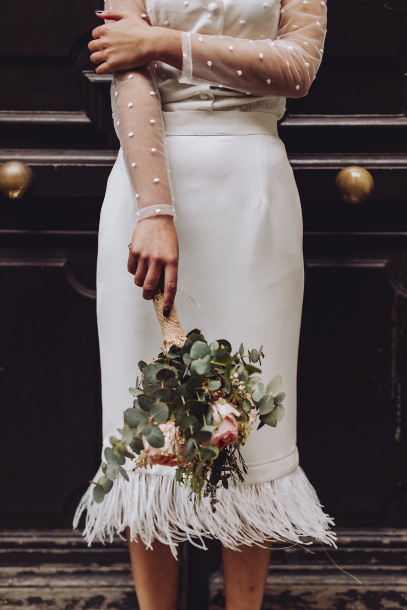 conjunto de falda midi blanca con plumas y blusa de plumetti de manga larga con escote en pico para novia civil