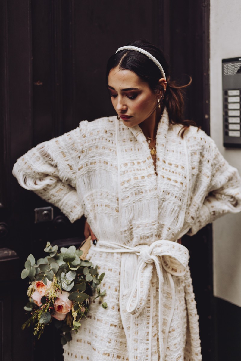 comprar online abrigo de tweed en blanco roto y dorado con flecos para novia civil, boda intima, madre de bautizo, comunion, shop online