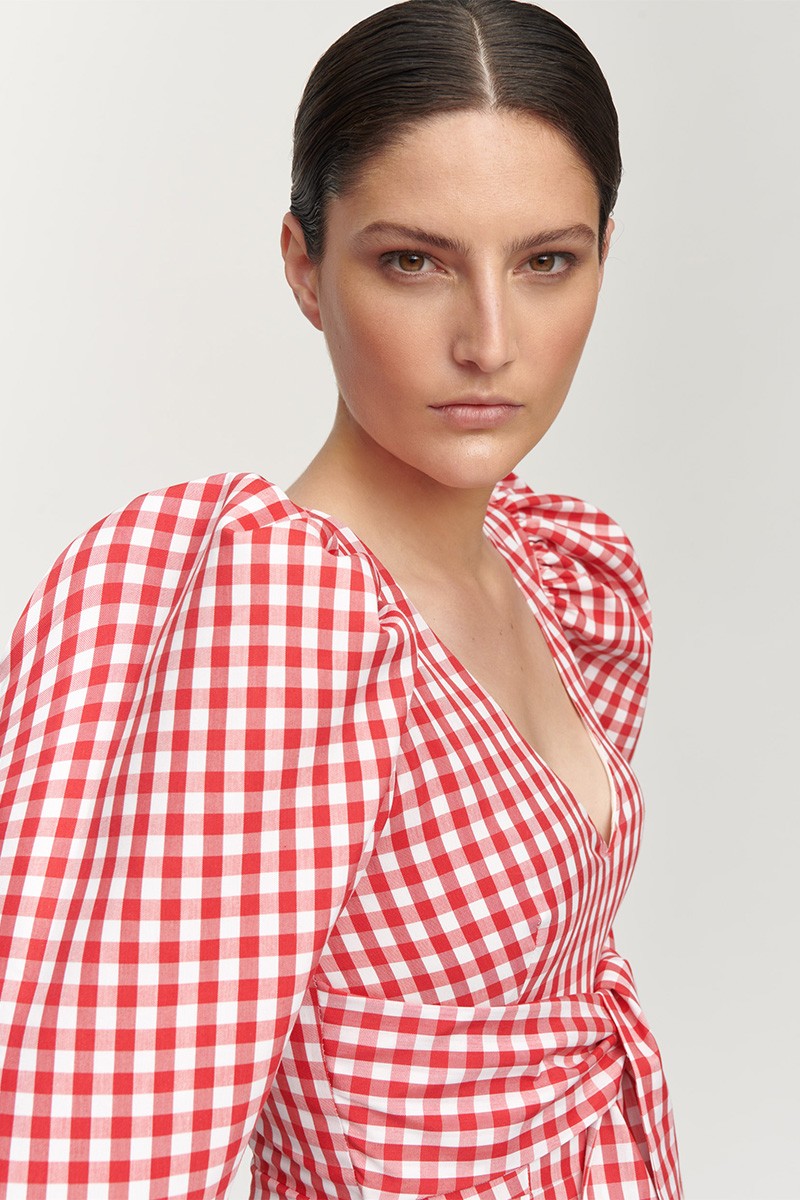 Mono de fiesta cuadro vichy rojo y blanco con manga abullonada invitadas fiesta boda