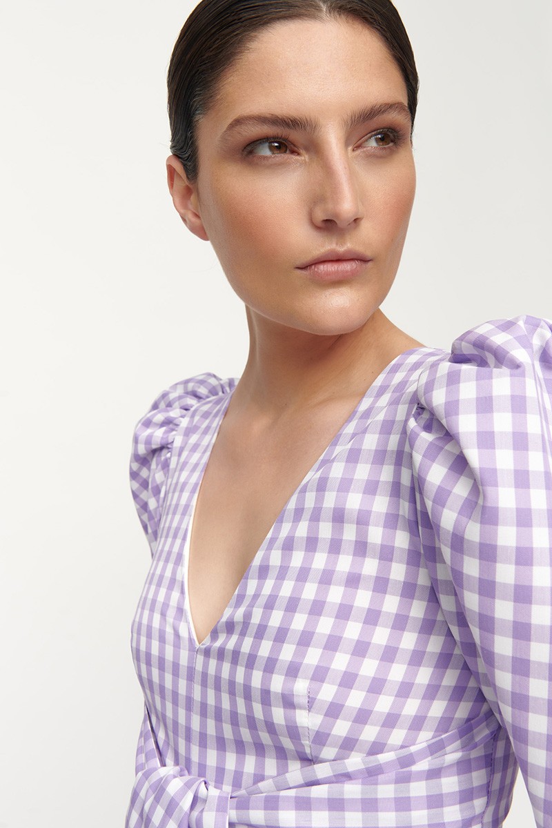 Mono de boda cuadro vichy lila y blanco con manga abullonada invitadas boda fiesta comunion