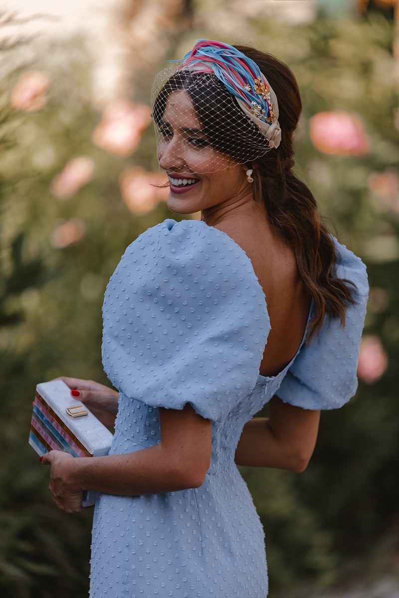 Vestido plumetti azul con mangas abullonadas y volante para invitadas boda