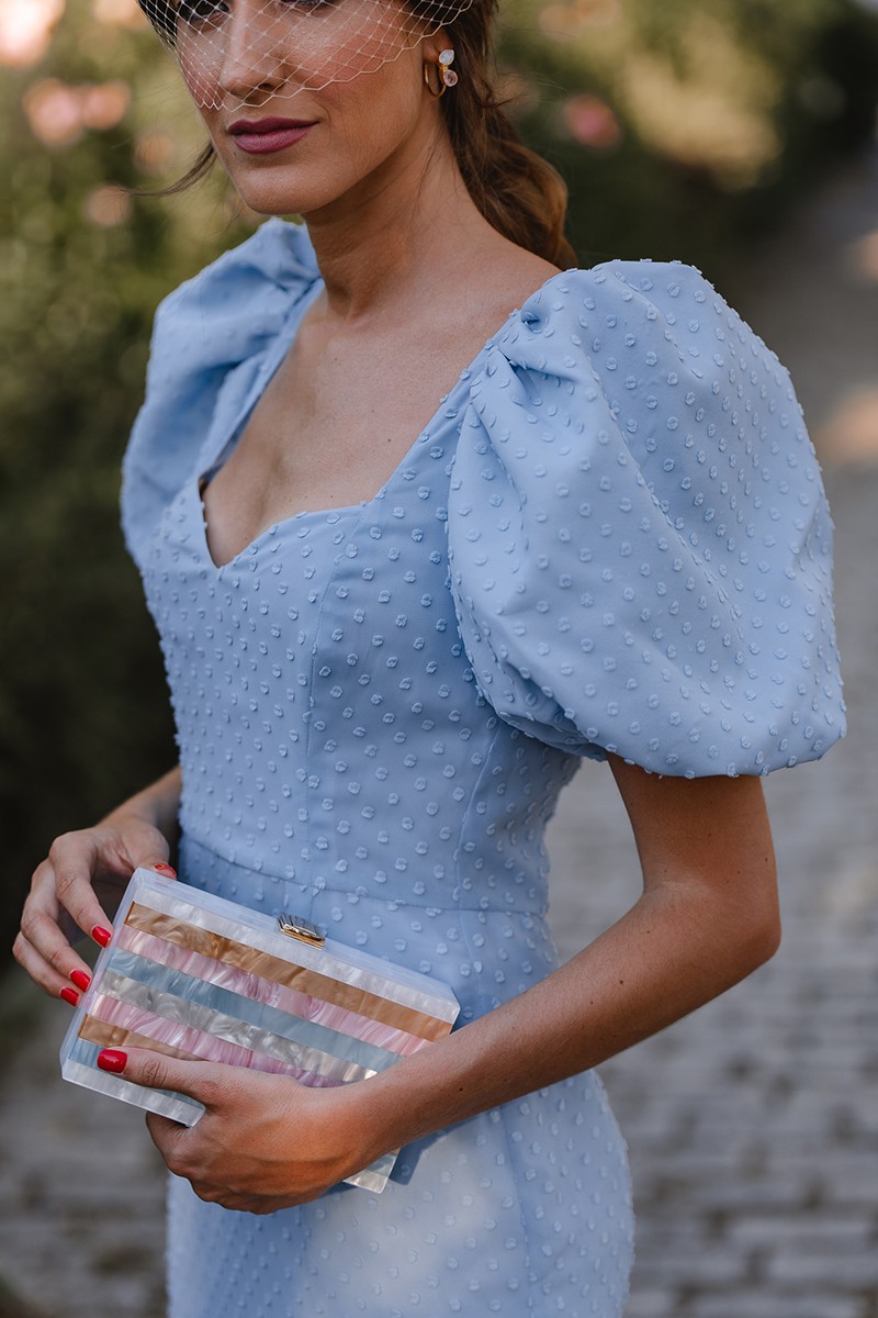 Vestido plumetti azul con mangas abullonadas y volante invitadas fiesta boda