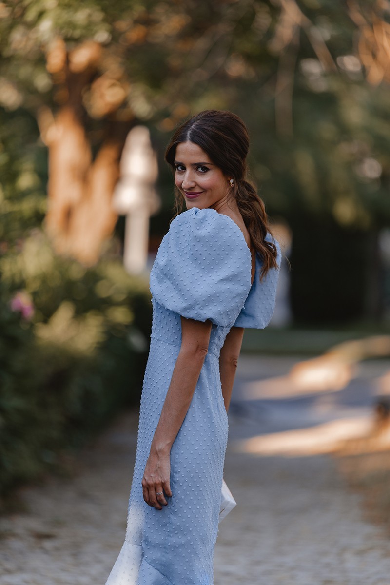 Vestido plumetti azul con mangas abullonadas y volante invitadas fiesta online