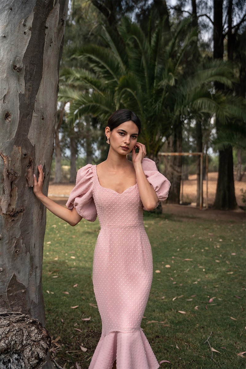 comprar vestido rosa palo con mangas abullonadas y volante para invitadas boda verano 2021