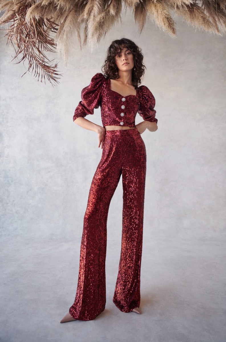 conjunto de fiesta top con boton joya y manga jamon y pantalon en lentejuelas granate. para boda, noche, celebracion, coctel, comprar online
