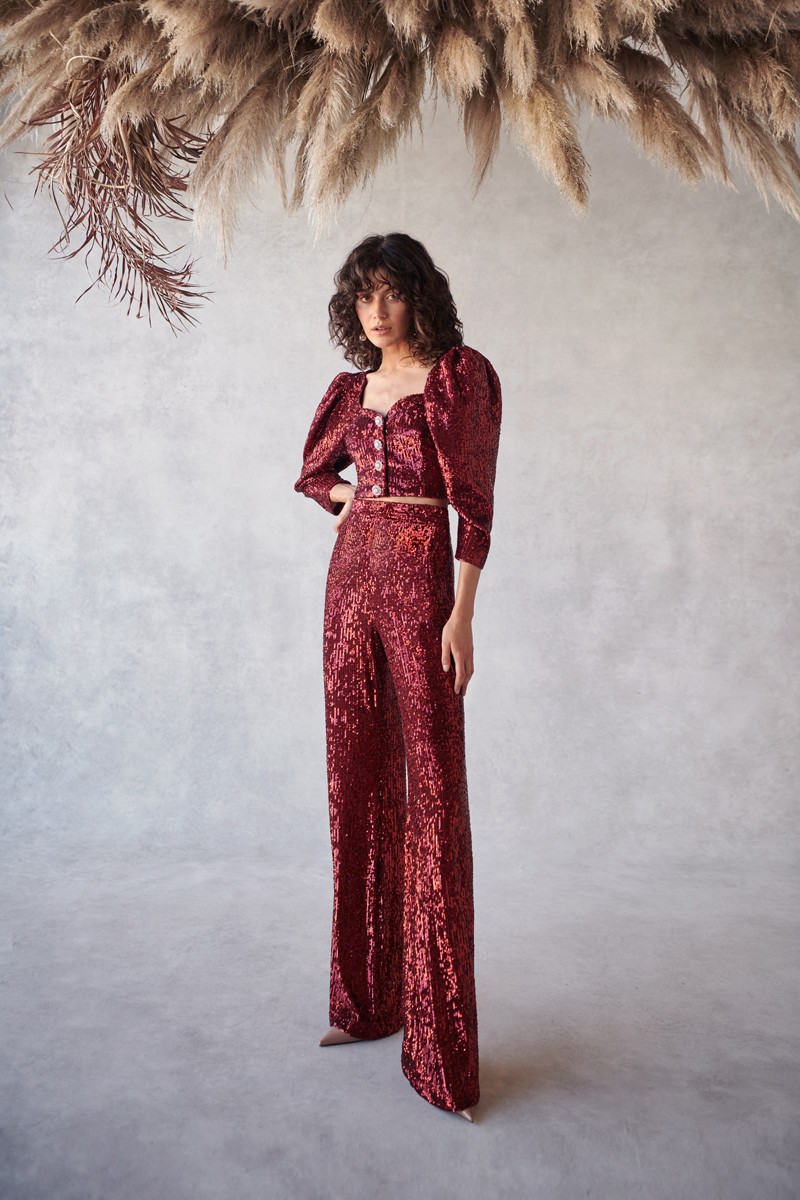 conjunto de fiesta top con boton joya y manga jamon y pantalon en lentejuelas granate. para boda, noche, celebracion, coctel
