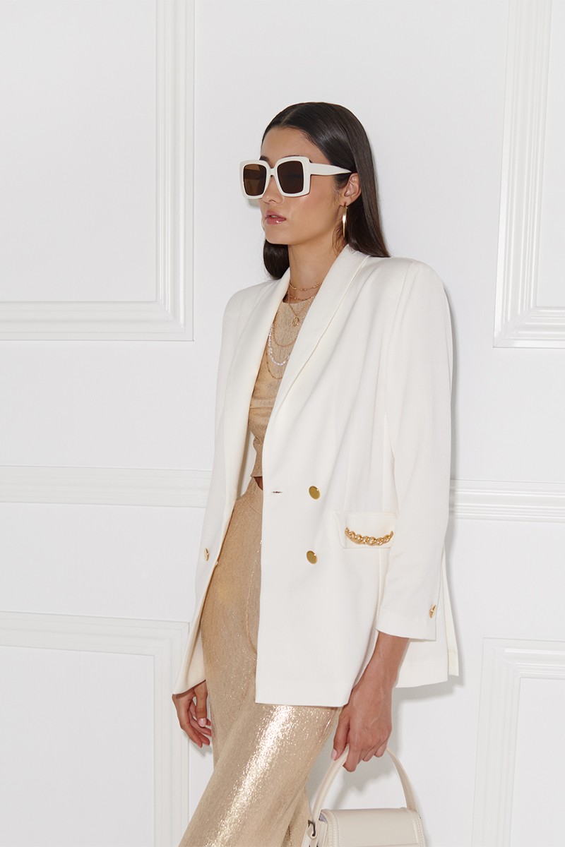blazer blanca con cadena dorada para invitadas fiesta coctel navidad nochevieja comprar chaqueta online