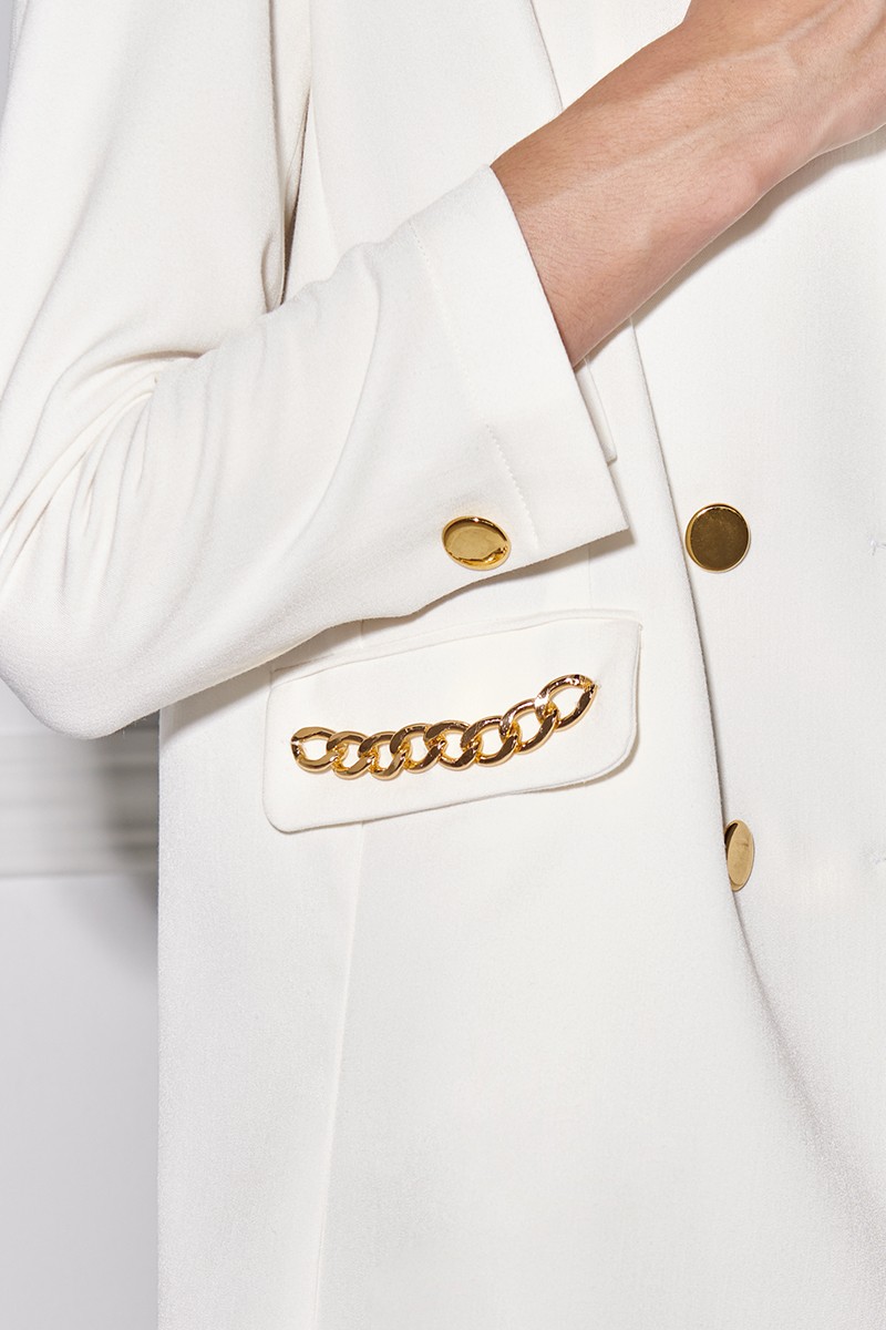 comprar chaqueta americana blanca con cadena dorada para invitadas fiesta coctel navidad nochevieja invierno 2023