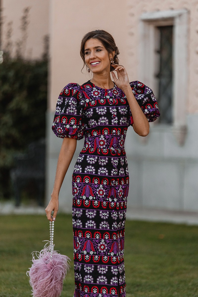 vestido de fiesta confeccionado en tejido de crepe negro con bordados para invitada a boda, bautizo, comunion, fiesta