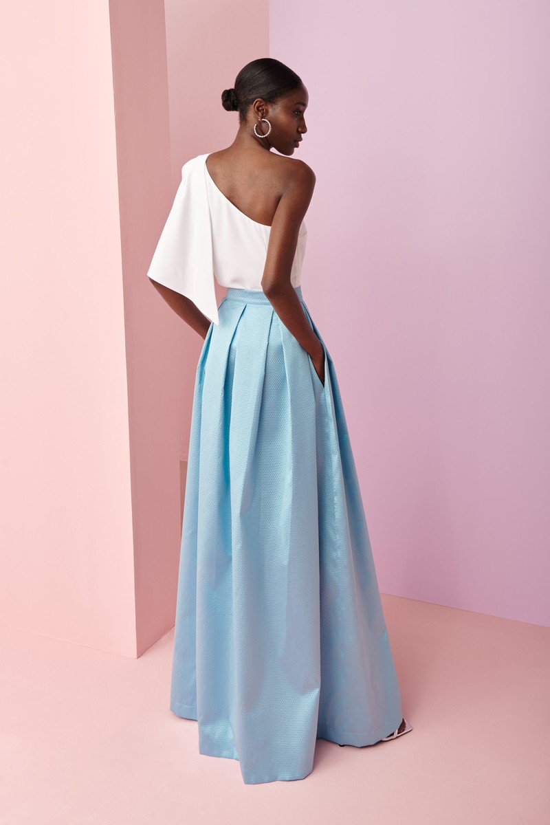 falda larga abullonada con abertura lateral en jacquard azul claro para invitadas boda de verano, hermana del novio o de la novia.