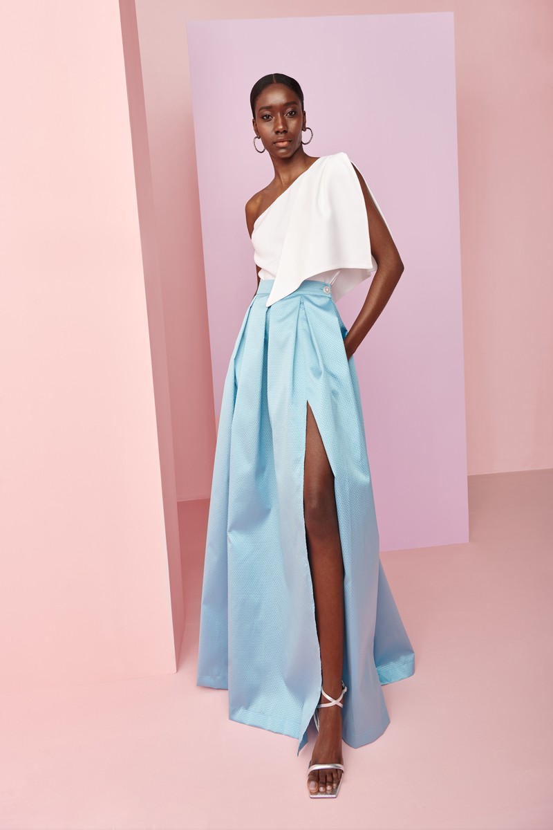 falda de fiesta larga abullonada con tablas y abertura lateral en jacquard azul claro para invitadas boda de verano, hermana del novio o de la novia.